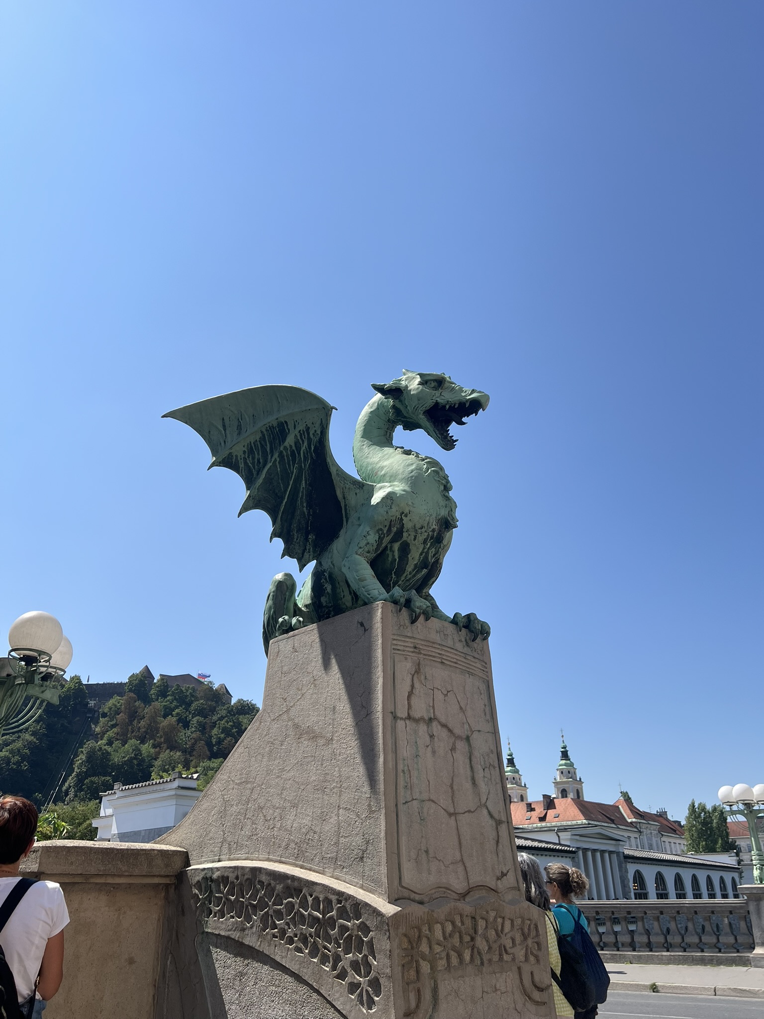 Si narra che il fondatore di Lubiana sia l'eroe greco Giasone, il quale, insieme agli Argonauti, uccise un terribile drago che viveva in una palude vicino al fiume Ljubljanica.  Il drago non è solo sul ponte, ma rappresenta lo stemma, la bandiera e il protettore di Lubiana. Il ponte è un punto fondamentale della città, collegando la zona del mercato centrale, e spesso visitato durante la caccia al tesoro cittadina. 