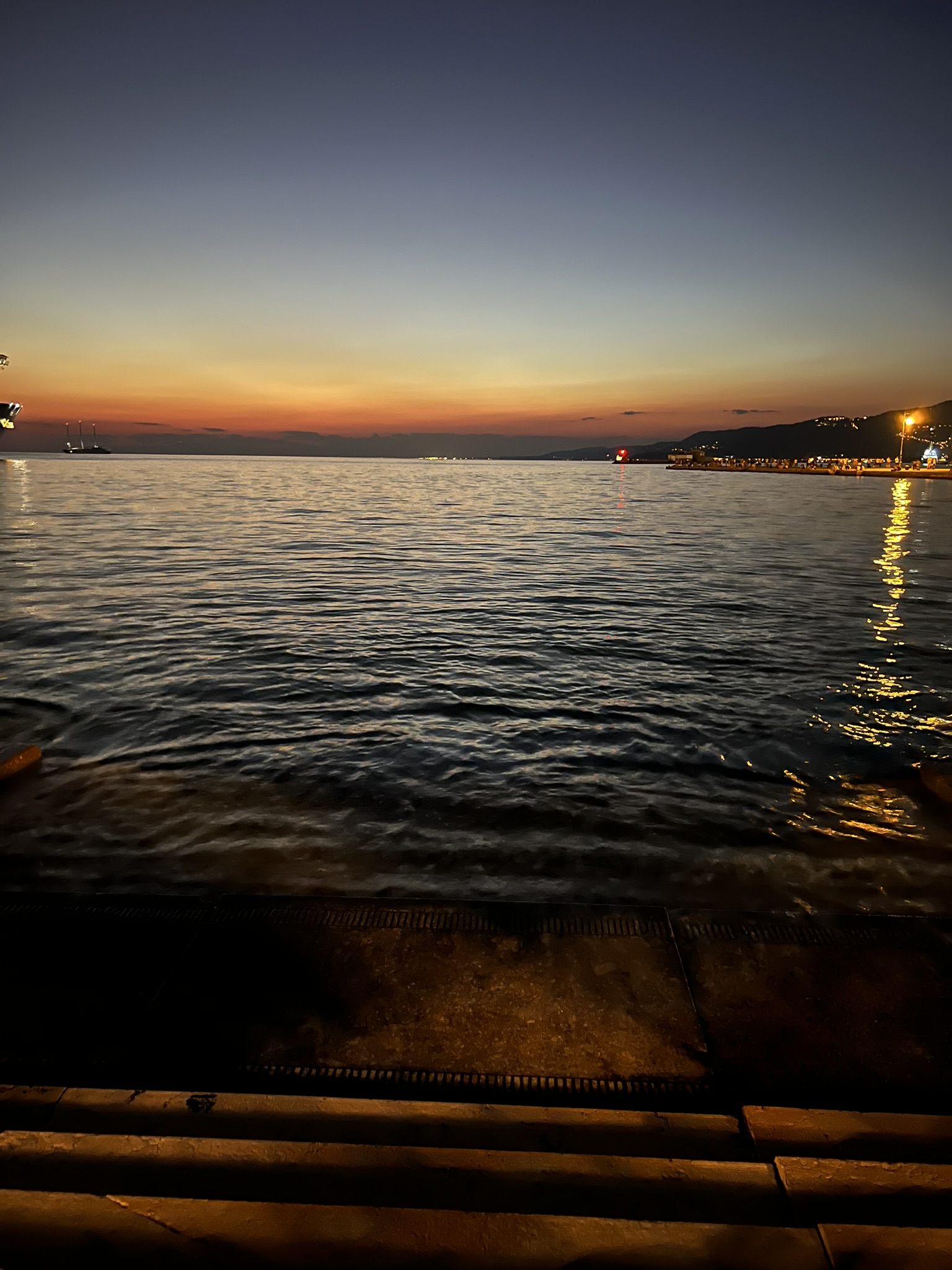 Tramonto sul porto di  Trieste.